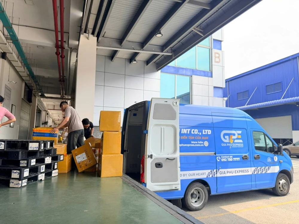 Đội xe van Gia Phú Express sẵn sàng nhận hàng & trung chuyển sân bay